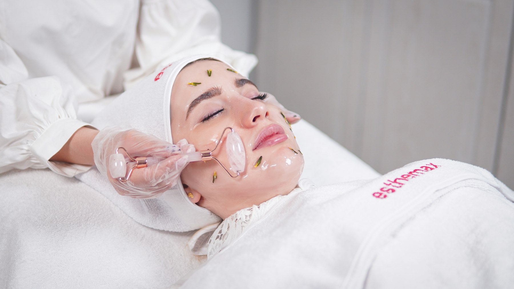 Perempuan menerima perawatan facial di klinik estetika